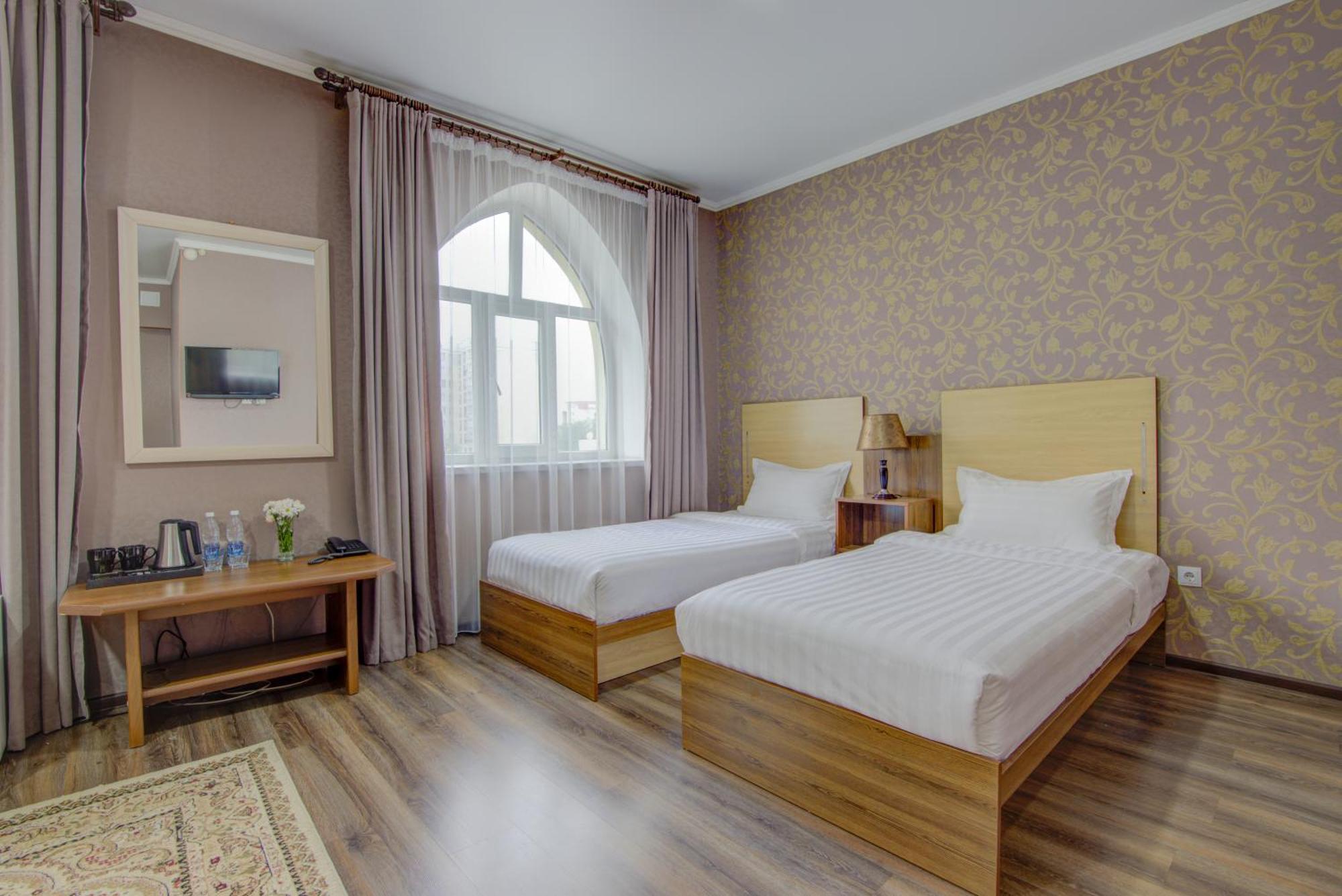 Shah Palace Hotel Бишкек Екстериор снимка