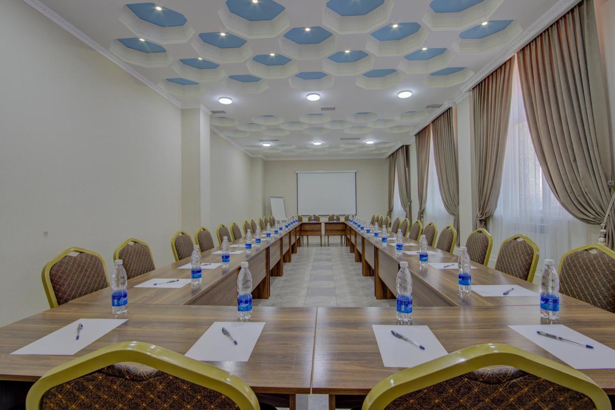 Shah Palace Hotel Бишкек Екстериор снимка