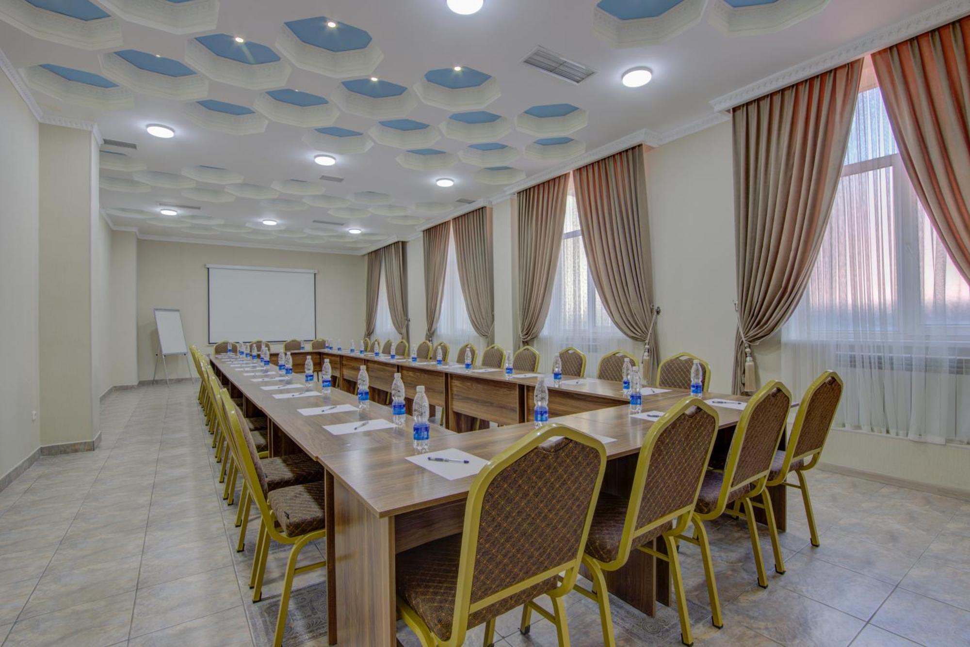 Shah Palace Hotel Бишкек Екстериор снимка