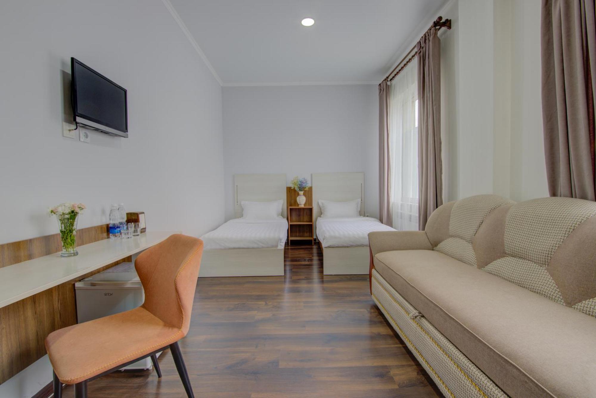 Shah Palace Hotel Бишкек Екстериор снимка