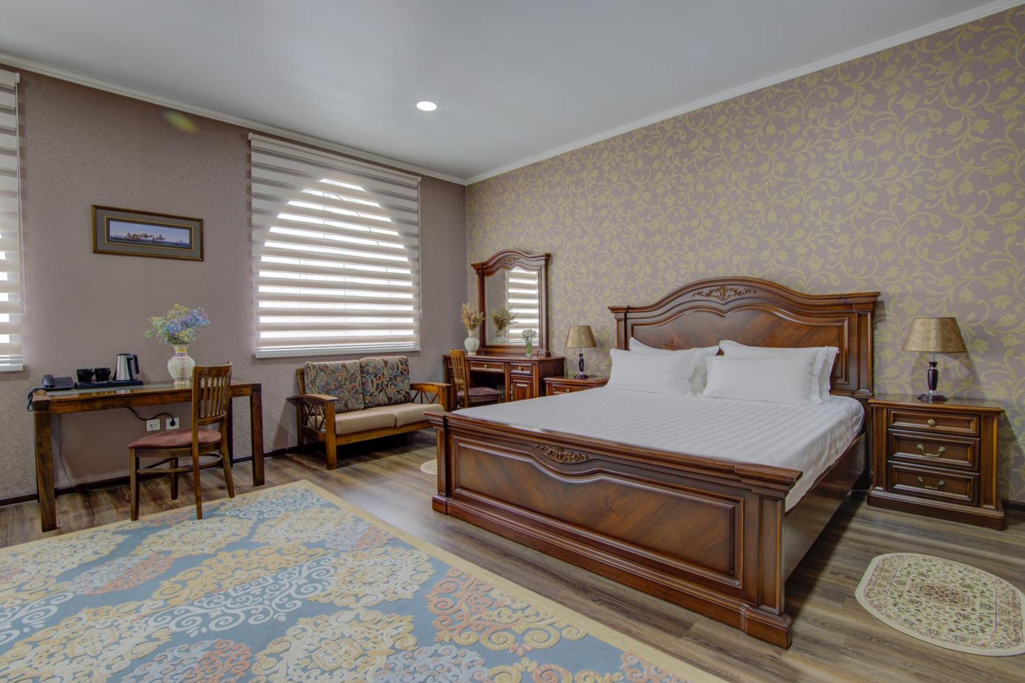 Shah Palace Hotel Бишкек Екстериор снимка