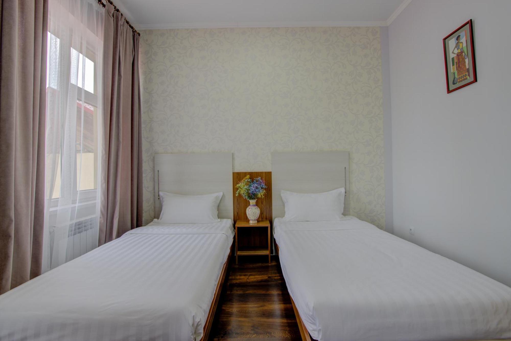 Shah Palace Hotel Бишкек Екстериор снимка