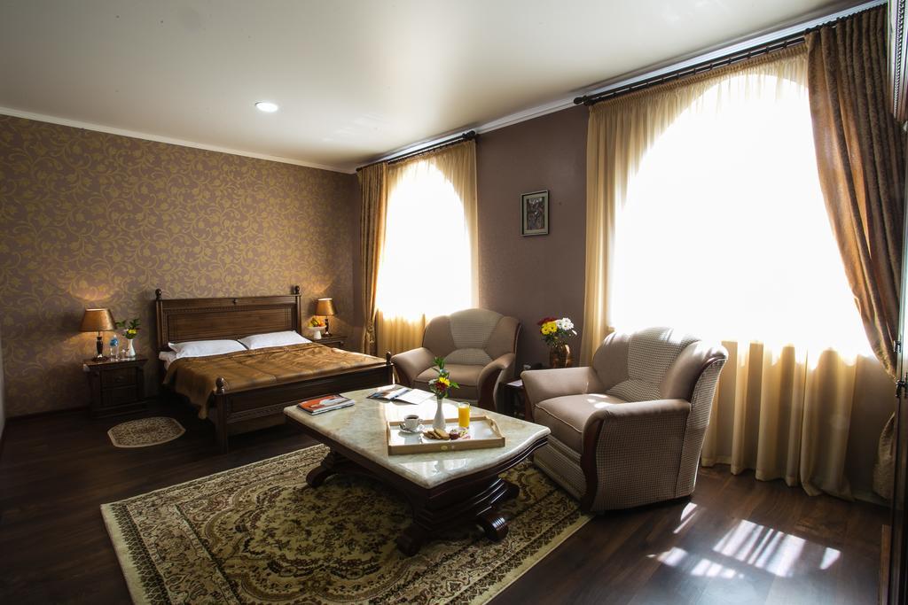 Shah Palace Hotel Бишкек Стая снимка