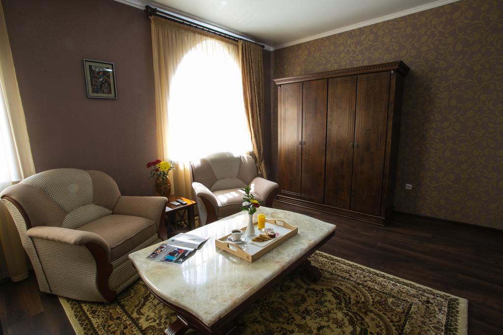 Shah Palace Hotel Бишкек Стая снимка