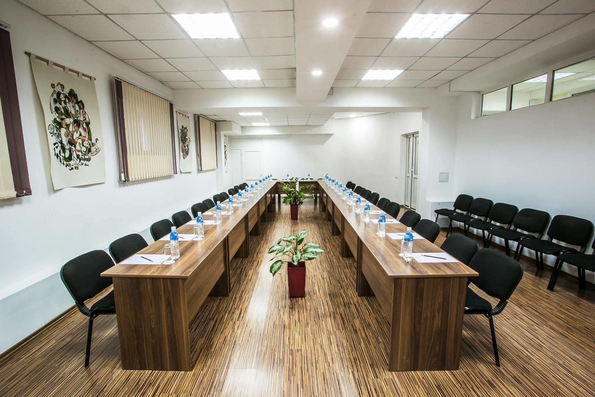 Shah Palace Hotel Бишкек Екстериор снимка